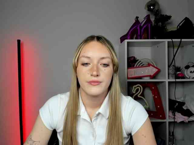 EvelynBlond26 webcam