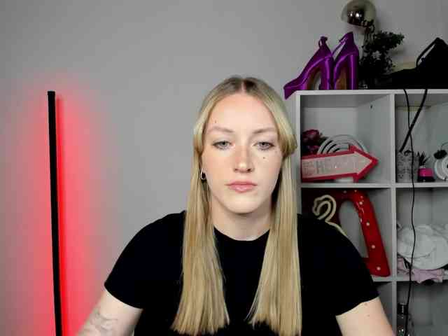 EvelynBlond26 webcam