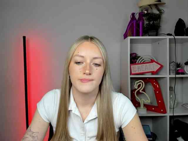 EvelynBlond26 webcam