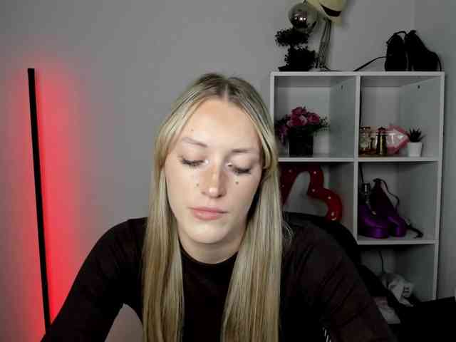 EvelynBlond26 webcam