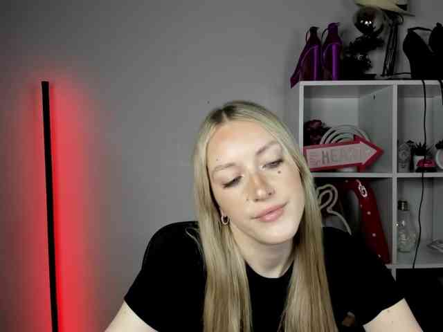 EvelynBlond26 webcam
