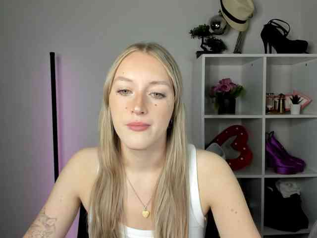 EvelynBlond26 webcam