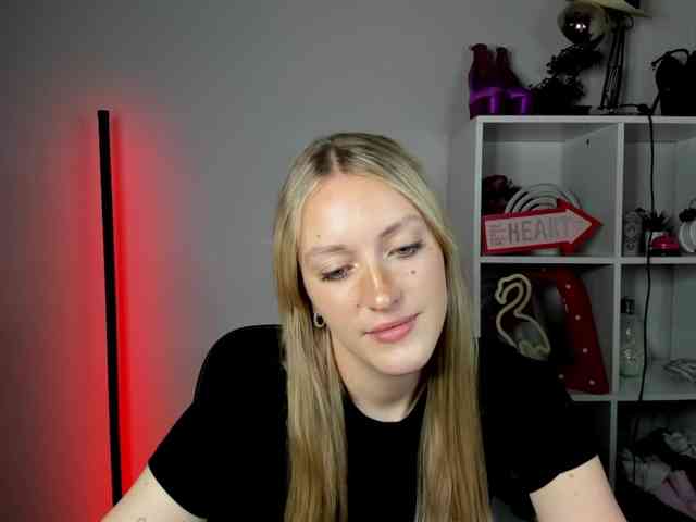 EvelynBlond26 webcam