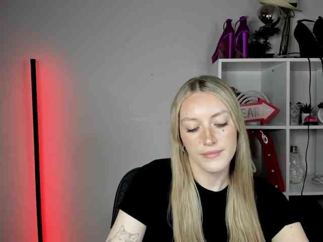 EvelynBlond26 webcam