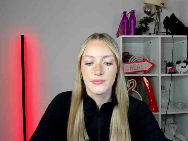 Model: EvelynBlond26