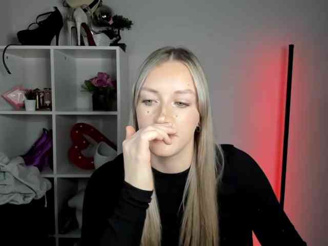 EvelynBlond26