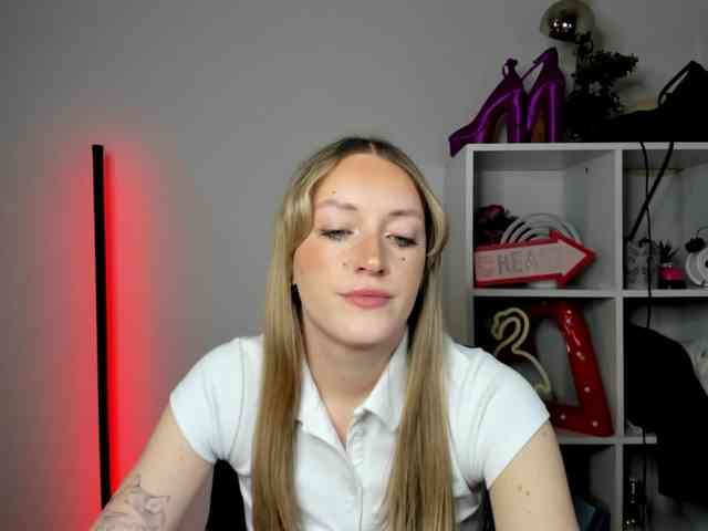 EvelynBlond26 webcam