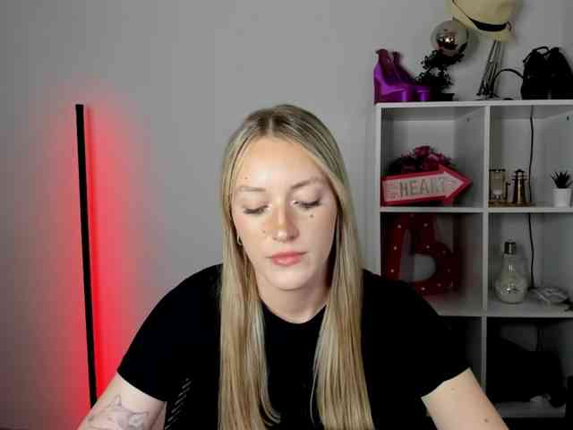 EvelynBlond26 webcam