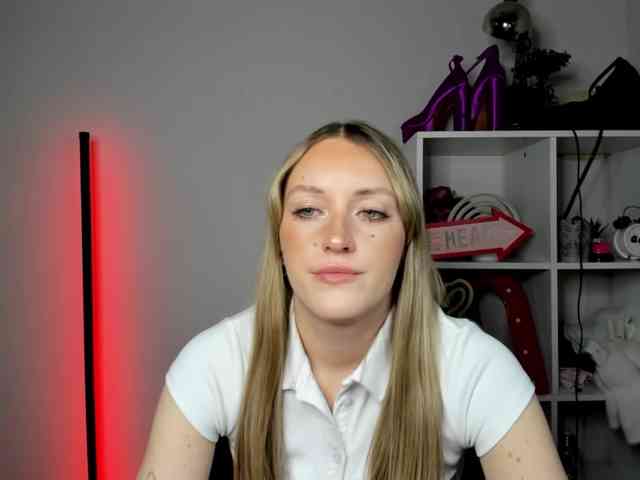 EvelynBlond26 webcam
