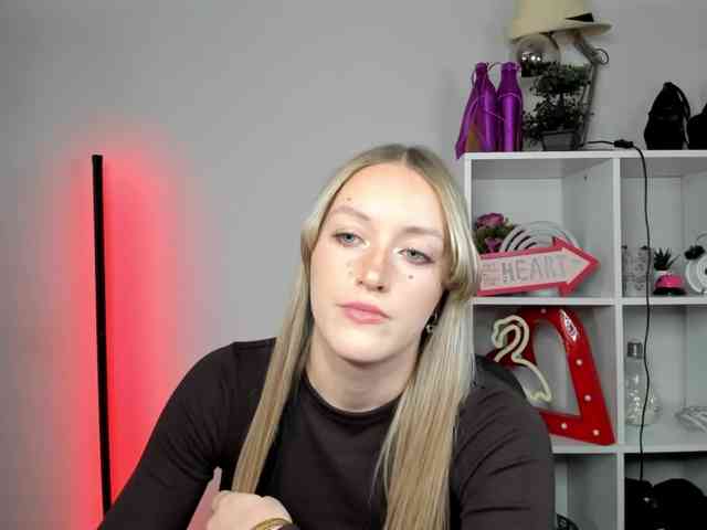 Model: EvelynBlond26