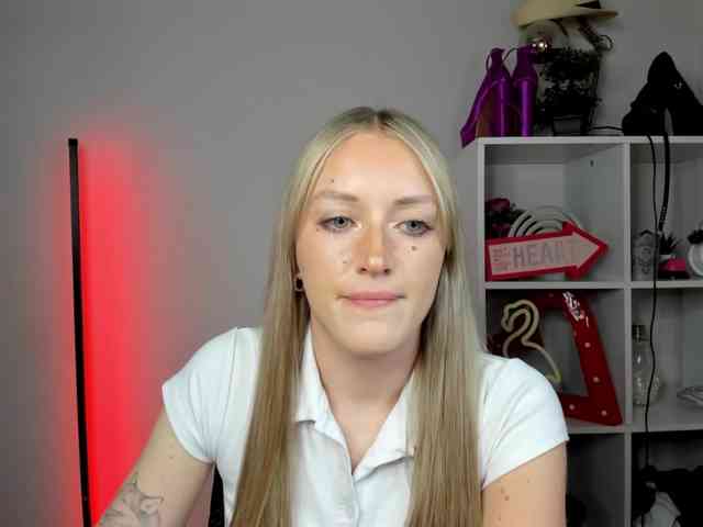 EvelynBlond26 webcam
