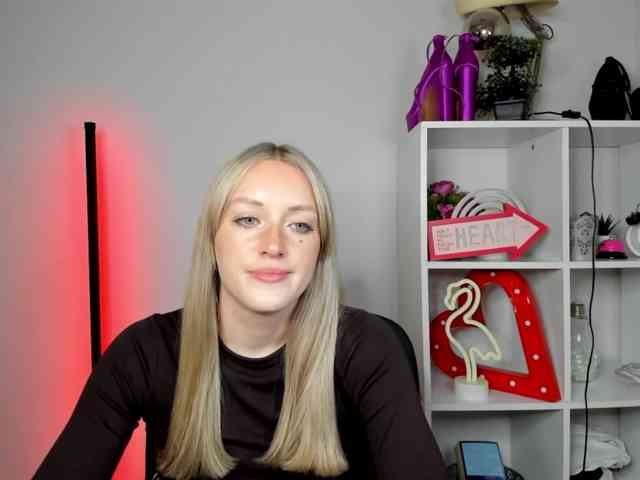 EvelynBlond26 webcam