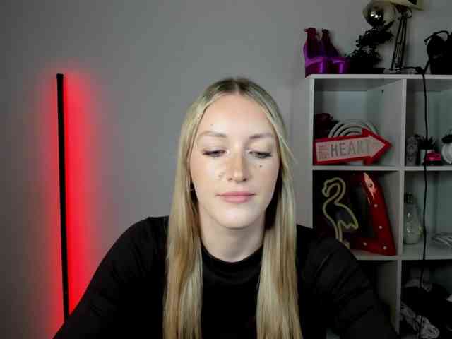 EvelynBlond26 webcam