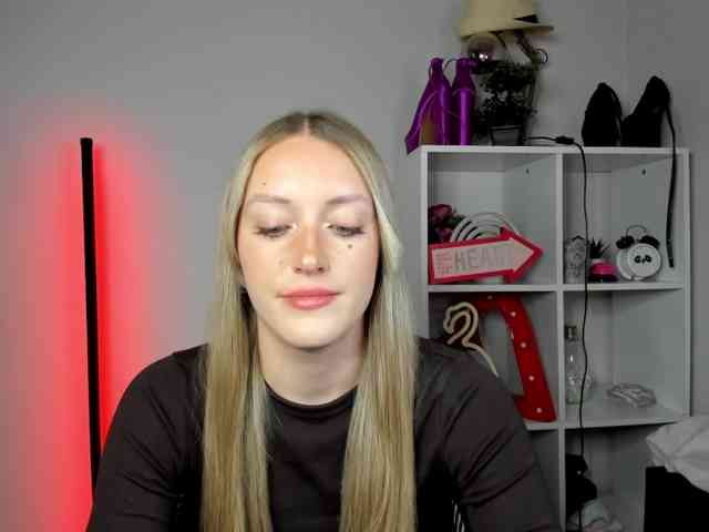 EvelynBlond26 webcam