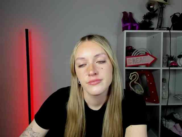 EvelynBlond26 webcam