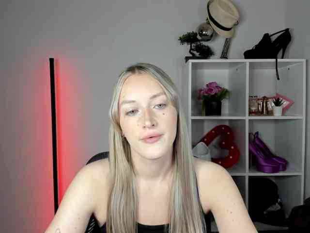 EvelynBlond26 webcam