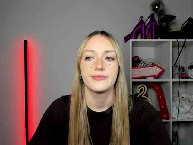 EvelynBlond26 webcam