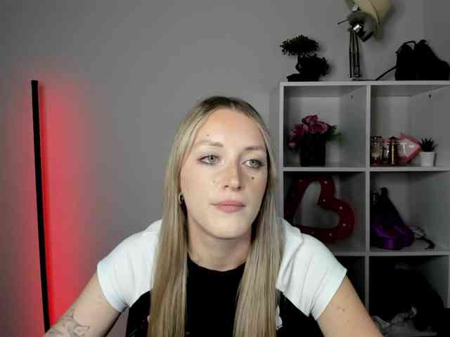 EvelynBlond26 webcam