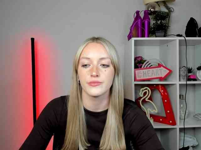 EvelynBlond26 webcam