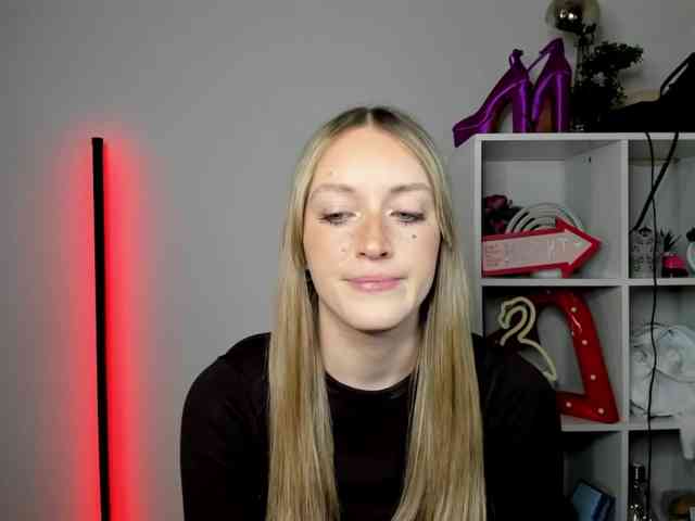 EvelynBlond26 webcam