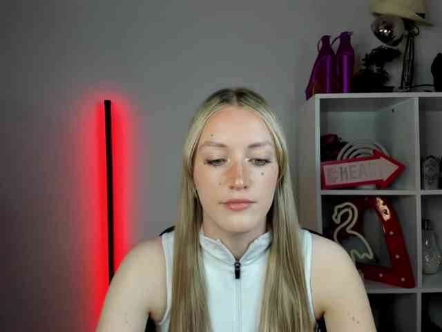 Model: EvelynBlond26