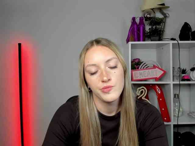 EvelynBlond26 webcam