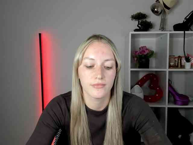 EvelynBlond26 webcam