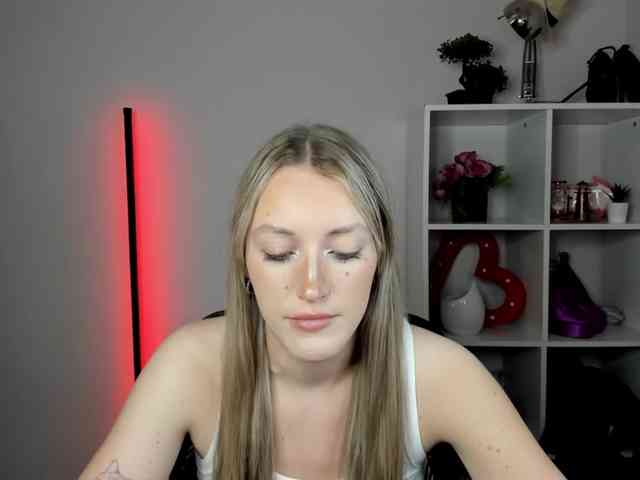 EvelynBlond26 webcam