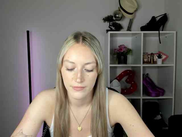 Model: EvelynBlond26