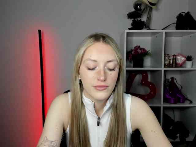 EvelynBlond26 webcam