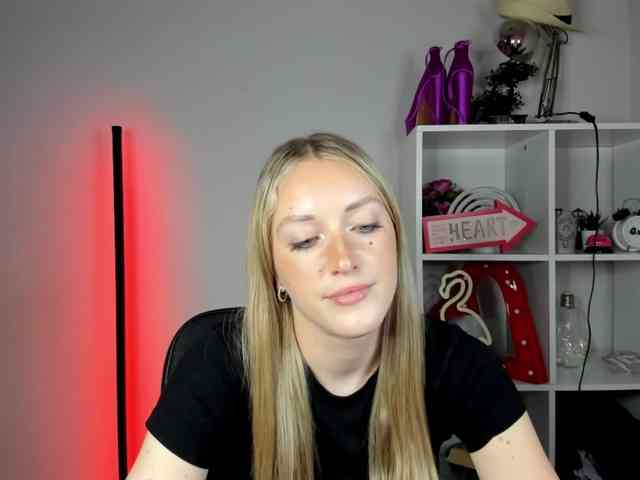 EvelynBlond26 webcam