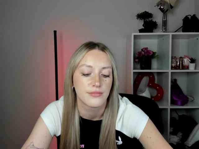 EvelynBlond26 webcam