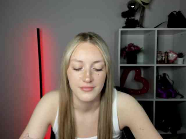 EvelynBlond26 webcam