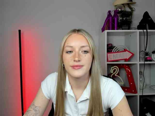 EvelynBlond26 webcam