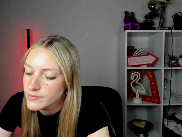 EvelynBlond26 webcam