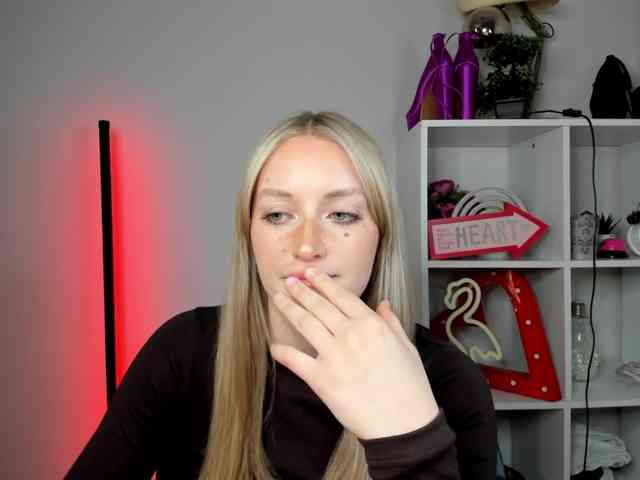 EvelynBlond26 webcam