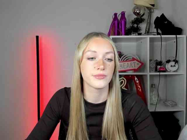 EvelynBlond26 webcam