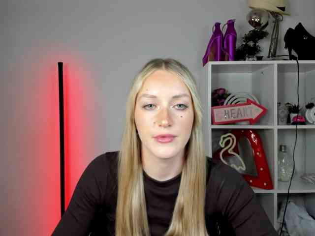 EvelynBlond26 webcam