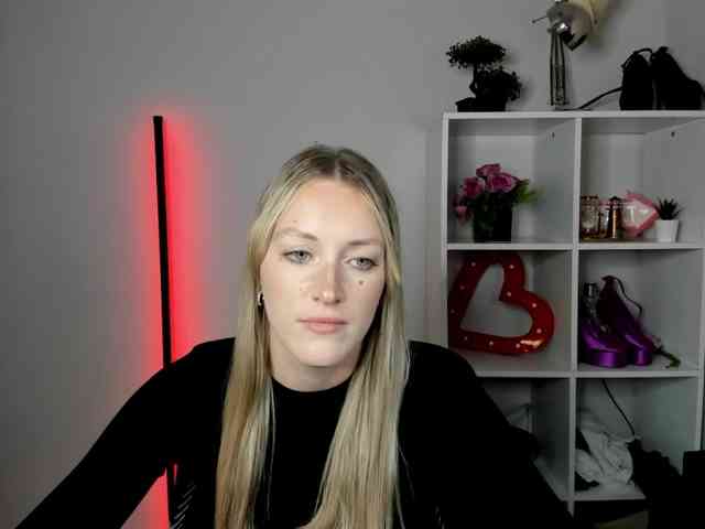 EvelynBlond26 webcam