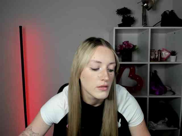 EvelynBlond26 webcam