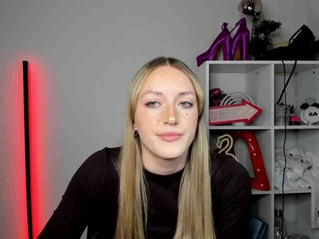 EvelynBlond26 webcam