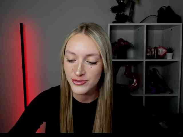 EvelynBlond26 webcam