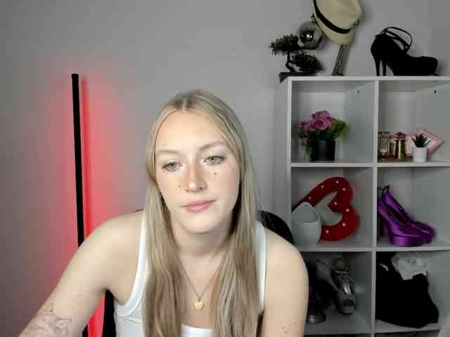 EvelynBlond26 webcam