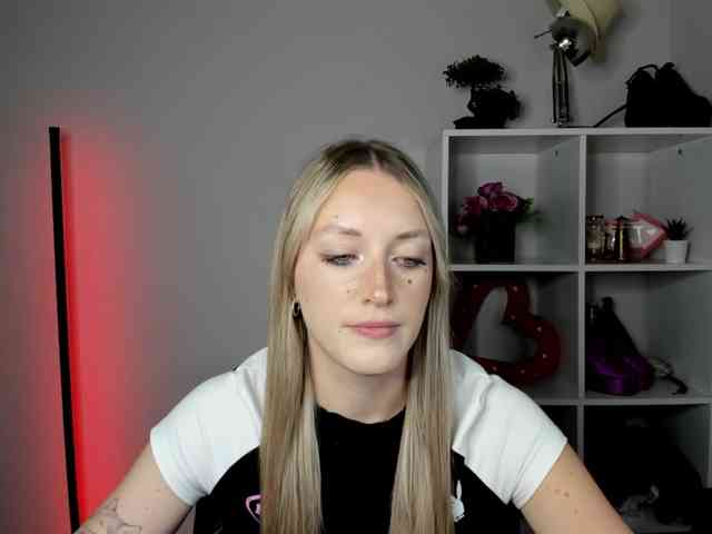 EvelynBlond26 webcam