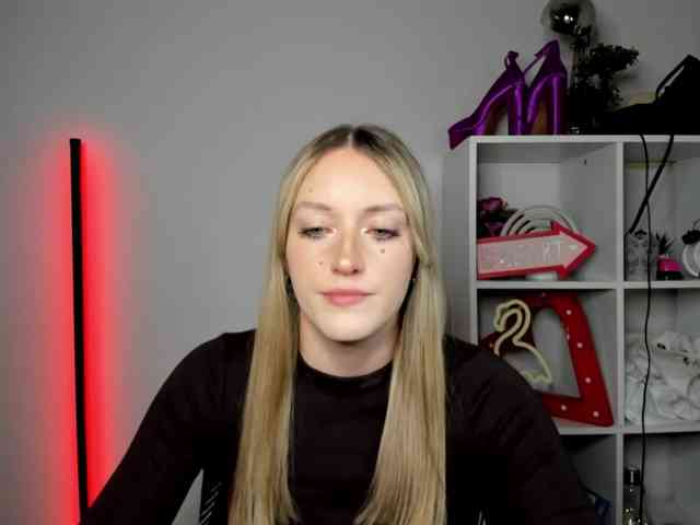 EvelynBlond26 webcam