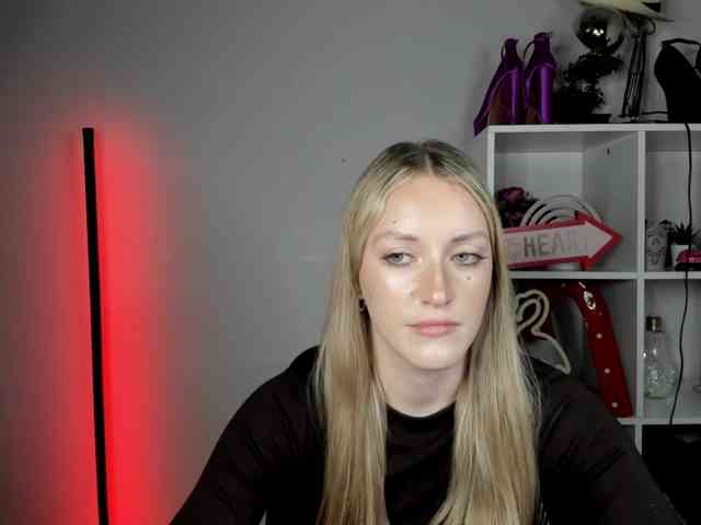 EvelynBlond26 webcam