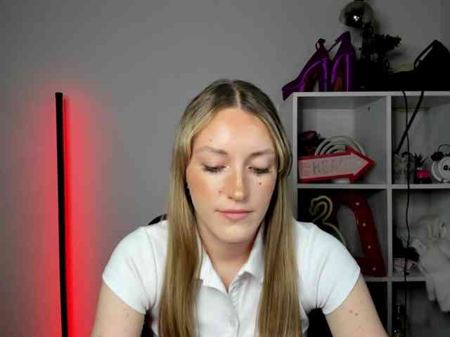 EvelynBlond26 webcam