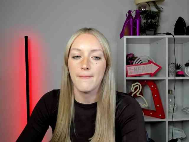 EvelynBlond26 webcam