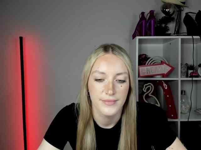 EvelynBlond26 webcam
