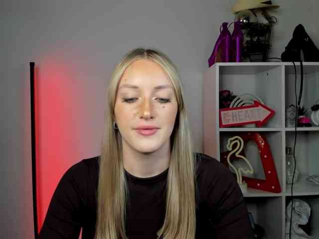 EvelynBlond26 webcam